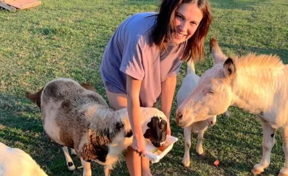 en-plus-d-etre-actrice-millie-bobby-brown-a-une-passion-devorante-pour-les-animaux-qui-l-a-conduite-a-quitter-le-domicile-familial.jpg (75 KB)